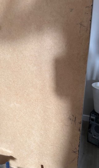 Escritorio con cajonera y organizador de cables