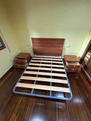 Set de dormitorio: 2 mesitas, somier y armario