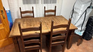 Mesa rústica de madera con 4 sillas