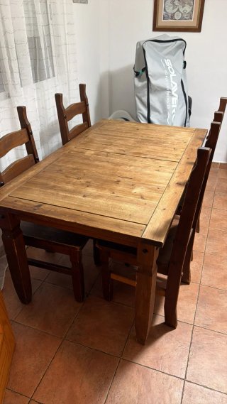 Mesa rústica de madera con 4 sillas