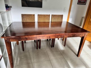 Mesa de madera con 6 sillas de ratán