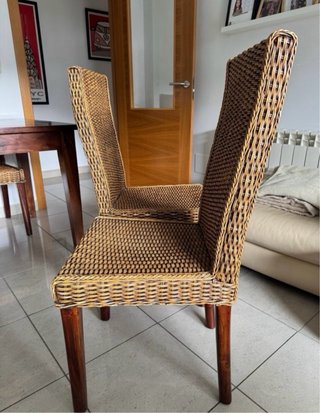 Mesa de madera con 6 sillas de ratán