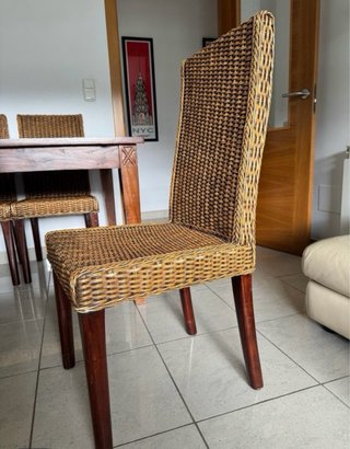 Mesa de madera con 6 sillas de ratán
