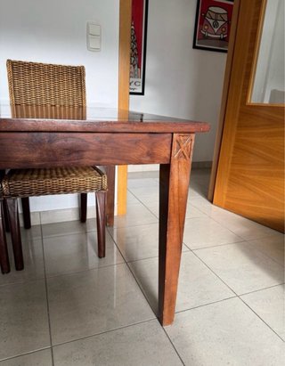Mesa de madera con 6 sillas de ratán