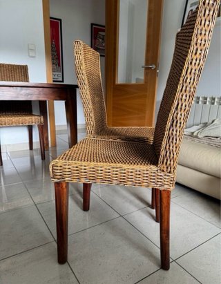Mesa de madera con 6 sillas de ratán
