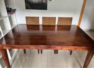 Mesa de madera con 6 sillas de ratán