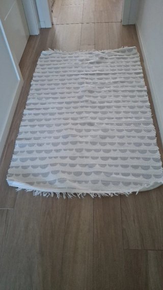 Alfombra fina blanca con nubes grises