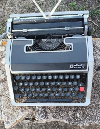 Máquina de escribir Olivetti Lettera DL