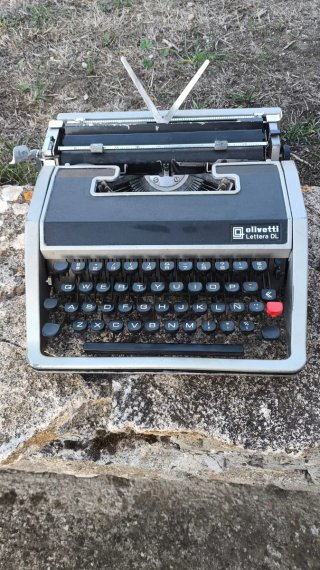 Máquina de escribir Olivetti Lettera DL