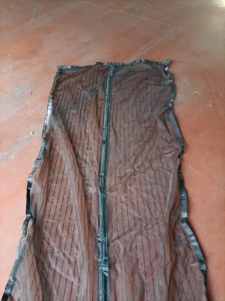 Zanzariera per porta con chiusura magnetica