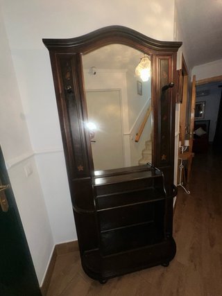 Mueble recibidor antiguo madera oscura.