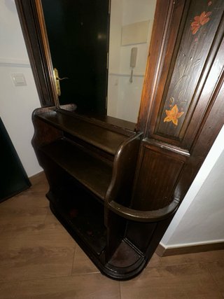 Mueble recibidor antiguo madera oscura.