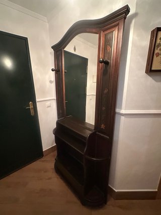 Mueble recibidor antiguo madera oscura.