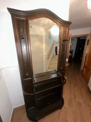 Mueble recibidor antiguo madera oscura.