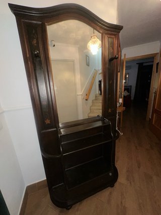 Mueble recibidor antiguo madera oscura.
