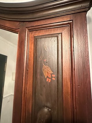 Mueble recibidor antiguo madera oscura.