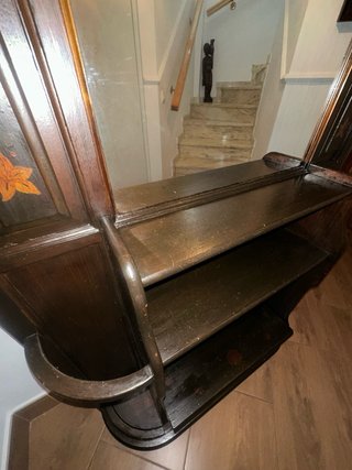 Mueble recibidor antiguo madera oscura.