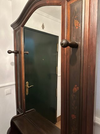 Mueble recibidor antiguo madera oscura.