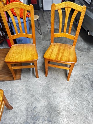 Conjunto de Mesa y 4 Sillas de Madera