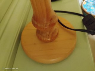 Lámpara de mesa de madera