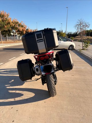 Moto Guzzi V85 TT con Kit Maletas Shad