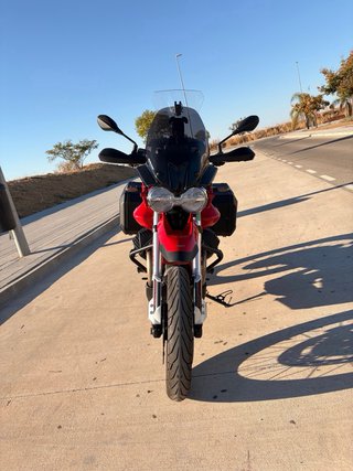 Moto Guzzi V85 TT con Kit Maletas Shad
