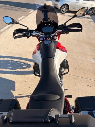 Moto Guzzi V85 TT con Kit Maletas Shad