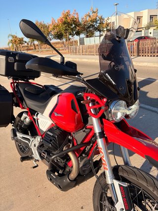 Moto Guzzi V85 TT con Kit Maletas Shad