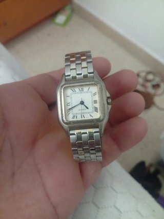 Reloj de pulsera plateado con esfera blanca