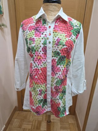 Blusa de Lino con Encaje y Botones de Nácar