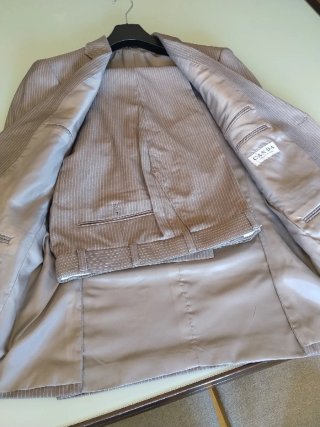 Traje de hombre gris con rayas beige