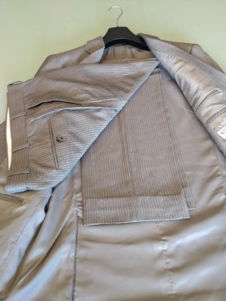 Traje de hombre gris con rayas beige