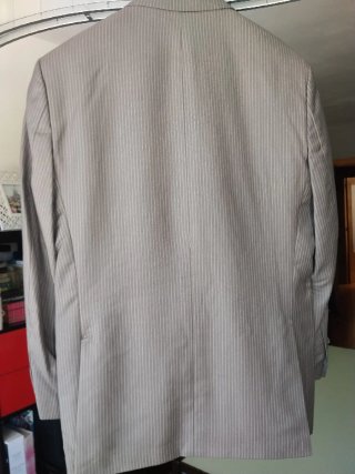 Traje de hombre gris con rayas beige