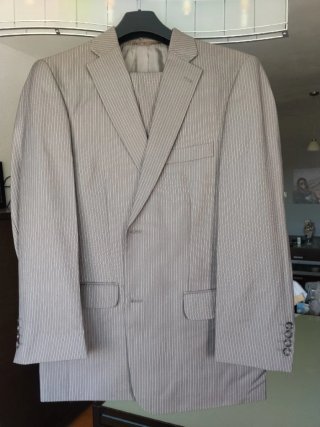 Traje de hombre gris con rayas beige