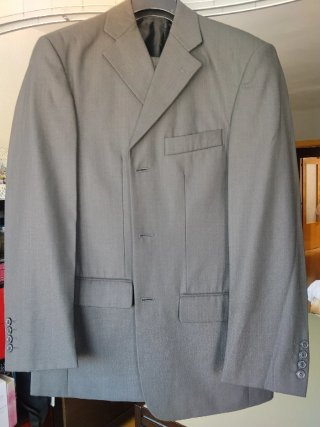 Traje de hombre gris con rayas beige