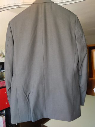 Traje de hombre gris con rayas beige
