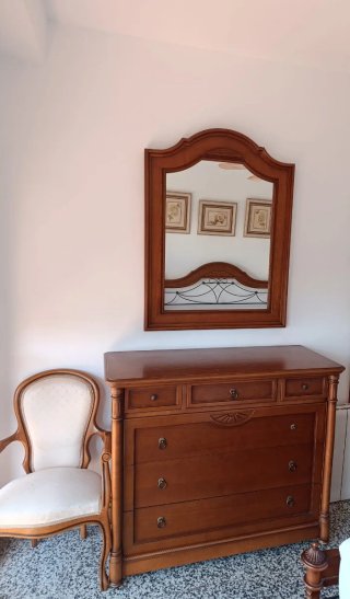 Cómoda de madera clásica con espejo.