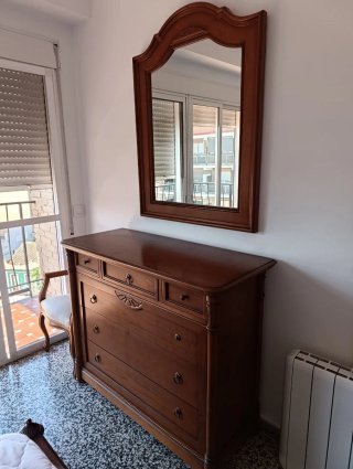 Cómoda de madera clásica con espejo.