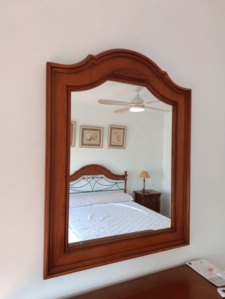 Cómoda de madera clásica con espejo.