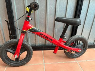 Bicicleta sin pedales B'Twin roja
