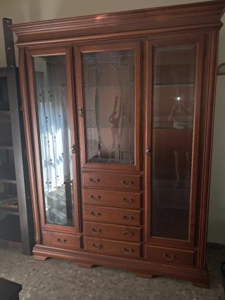 Mueble Vitrina de Madera Maciza con gran espacio