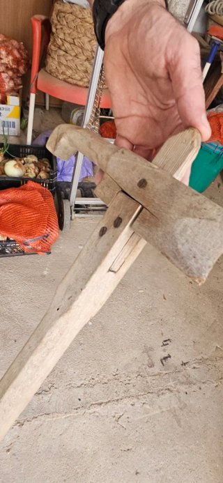 Guadaña antigua de madera y metal
