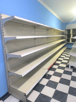 Estanterías, Vitrina y Congelador