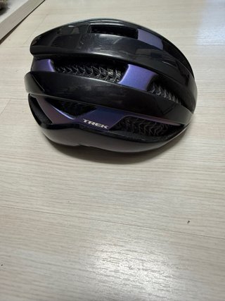 Casco Ciclismo Trek Negro con Detalles Púrpura