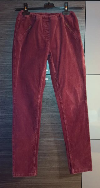 Pantalón Pitillo de Micro Pana Burdeos