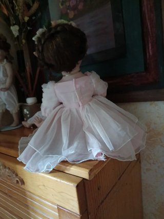 Muñeca de porcelana con vestido rosa