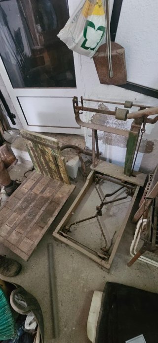 Báscula antigua de madera y metal