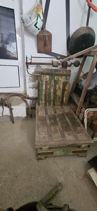 Báscula antigua de madera y metal