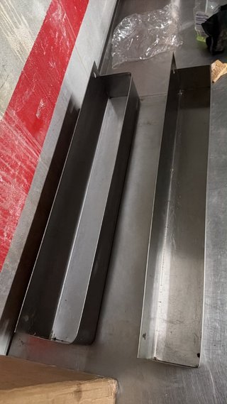 Estanterías de acero 83x11 cada una 20€
