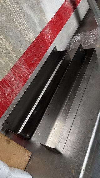 Estanterías de acero 83x11 cada una 20€